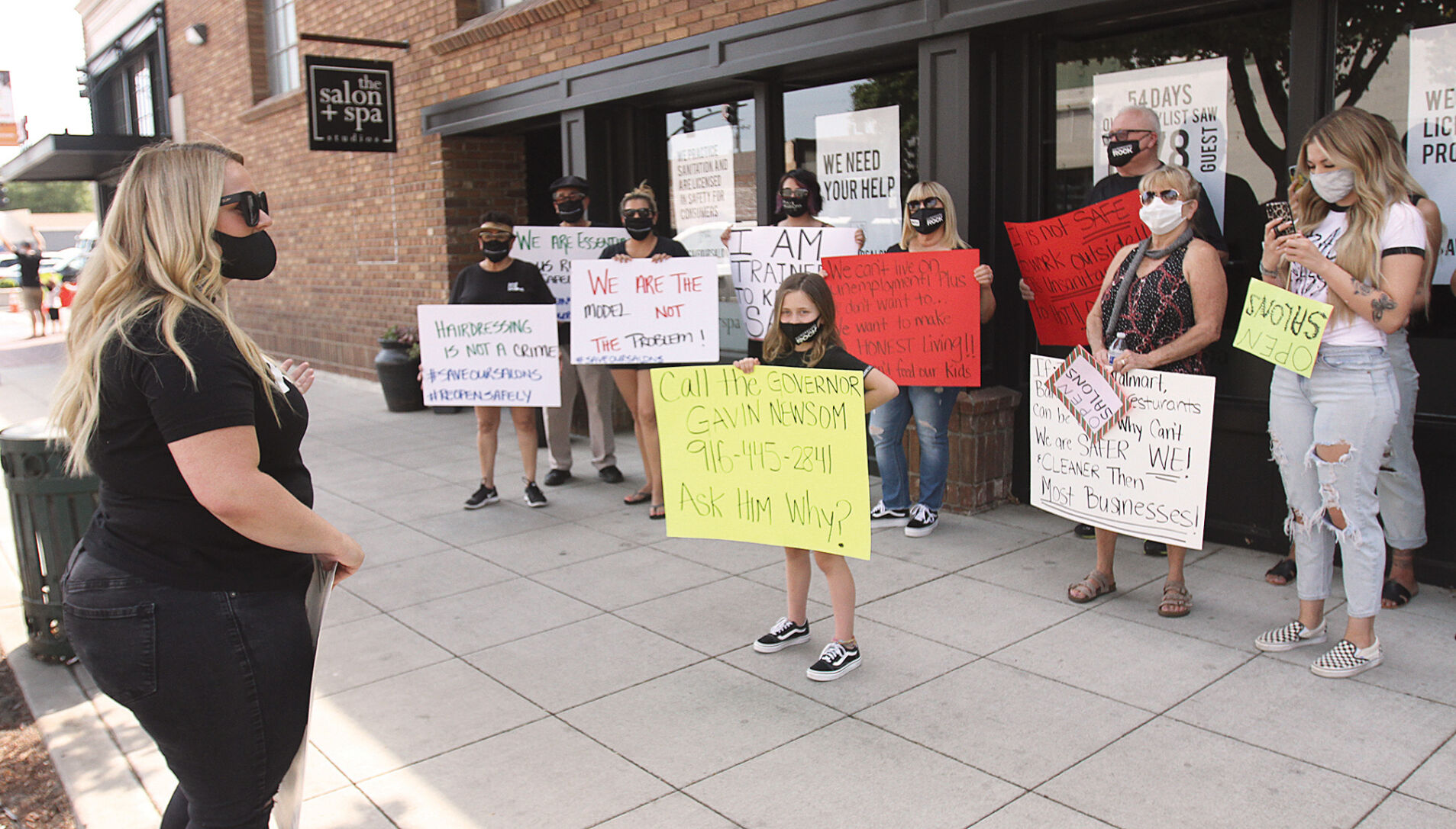 Salons protest closure
